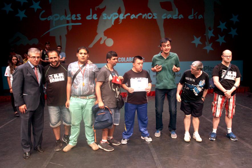 Gala FEMADDI - Imagen de personas en el escenario.