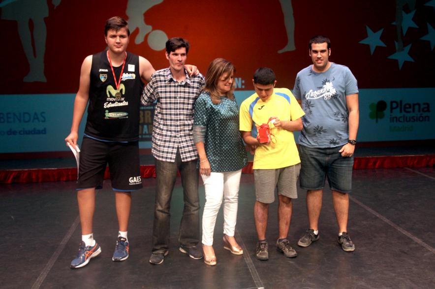 Gala FEMADDI - Imagen de personas en el escenario.