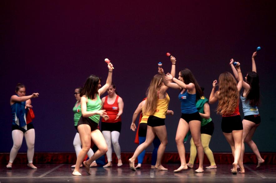 Gala FEMADDI - Imagen de chicas haciendo una actuación en el escenario.