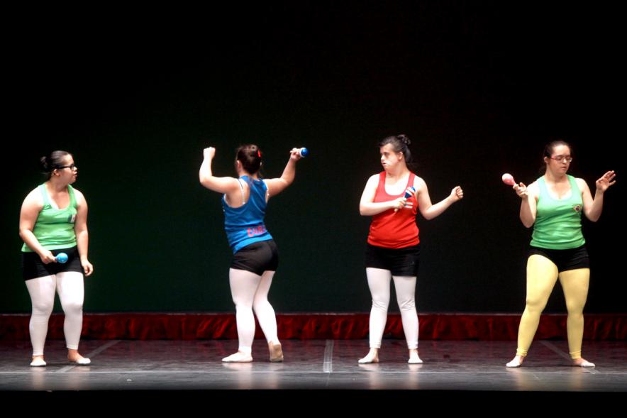 Gala FEMADDI - Imagen de chicas haciendo una actuación en el escenario.