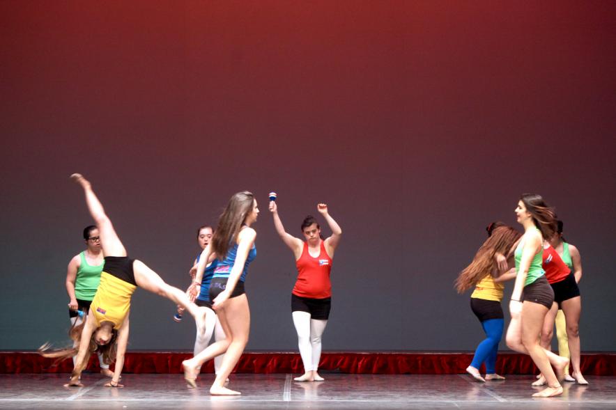 Gala FEMADDI - Imagen de chicas haciendo una actuación en el escenario.
