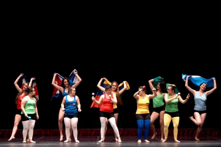 Gala FEMADDI - Imagen de chicas haciendo una actuación en el escenario.