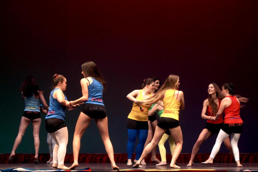 Gala FEMADDI - Imagen de chicas haciendo una actuación en el escenario.