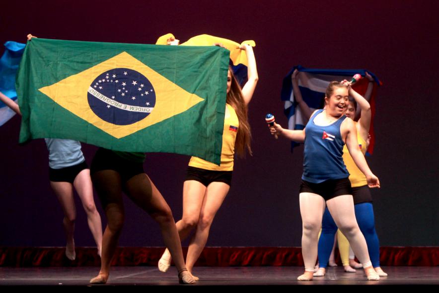 Gala FEMADDI - Imagen de chicas haciendo una actuación en el escenario.
