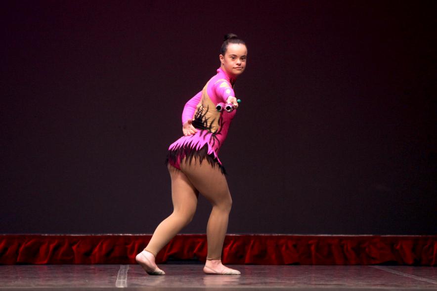 Gala FEMADDI - Imagen de una chica actuando escenario.