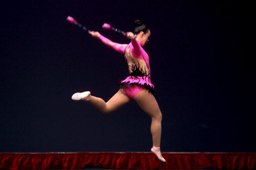 Gala FEMADDI - Imagen de una chica actuando escenario.
