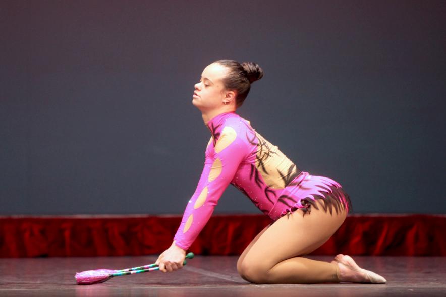 Gala FEMADDI - Imagen de una chica actuando escenario.
