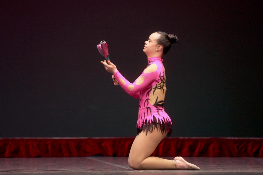 Gala FEMADDI - Imagen de una chica actuando escenario.