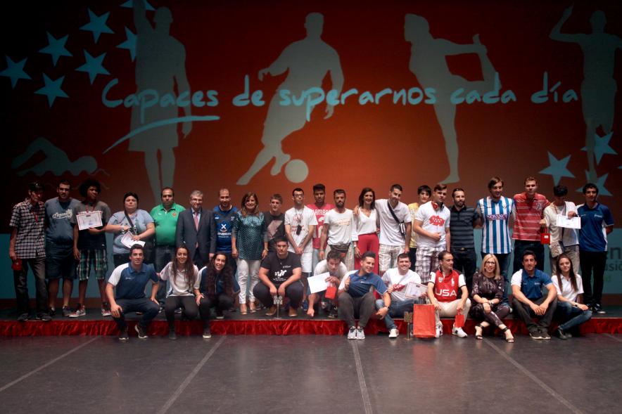 Gala FEMADDI - Imagen de personas en el escenario.