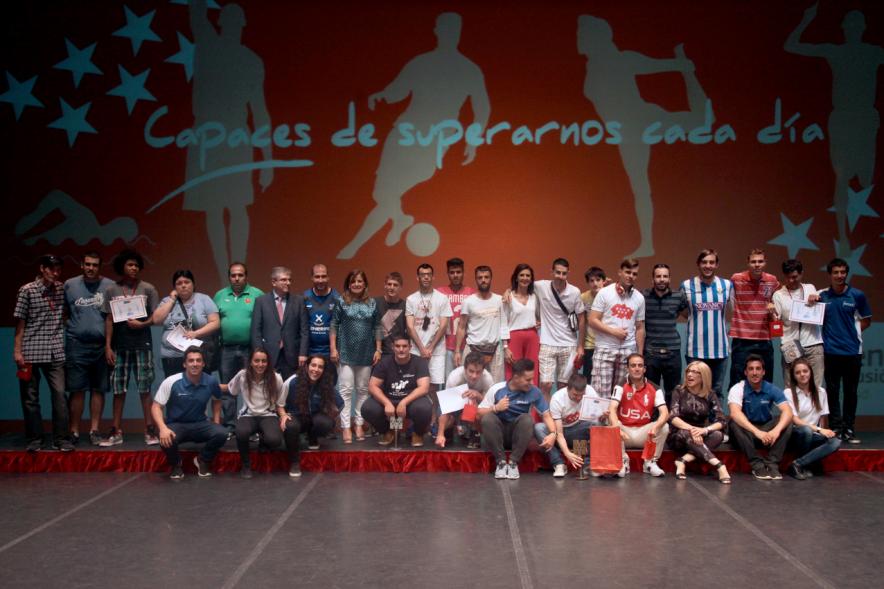 Gala FEMADDI - Imagen de personas en el escenario.