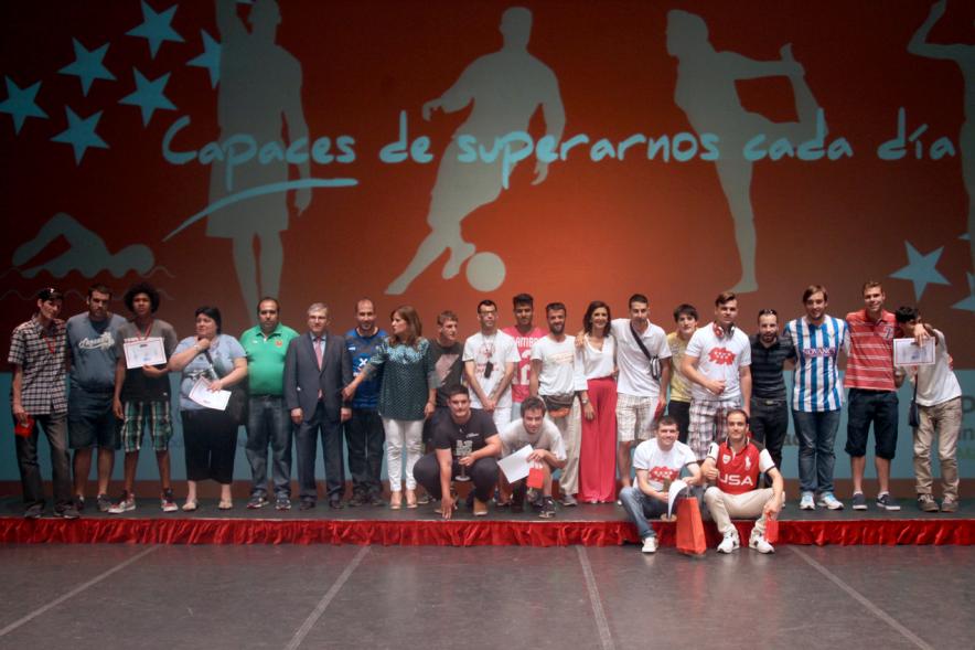 Gala FEMADDI - Imagen de personas en el escenario.