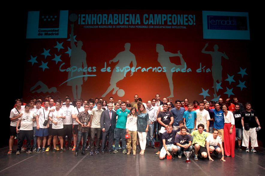 Gala FEMADDI - Imagen de personas en el escenario.