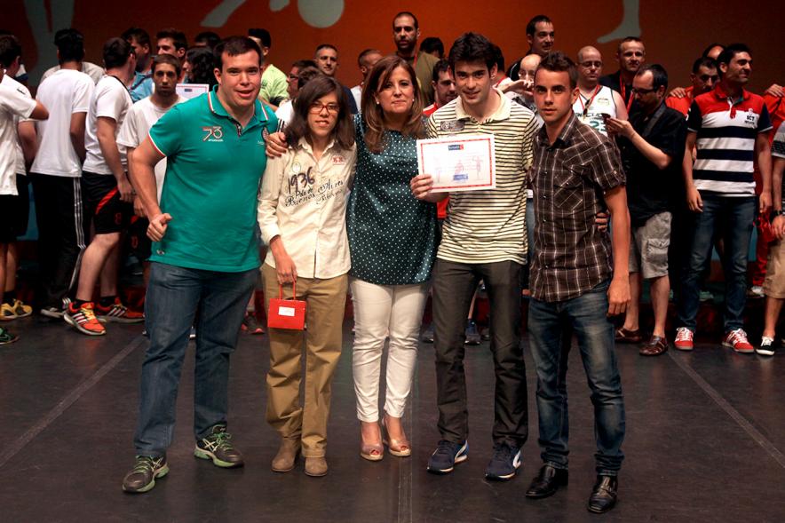 Gala FEMADDI - Imagen de personas en el escenario.