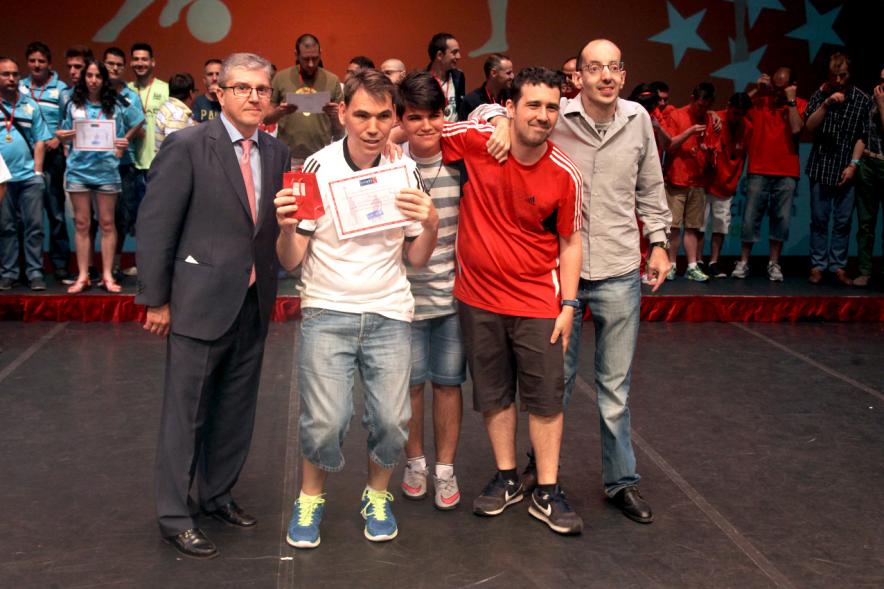Gala FEMADDI - Imagen de personas en el escenario.