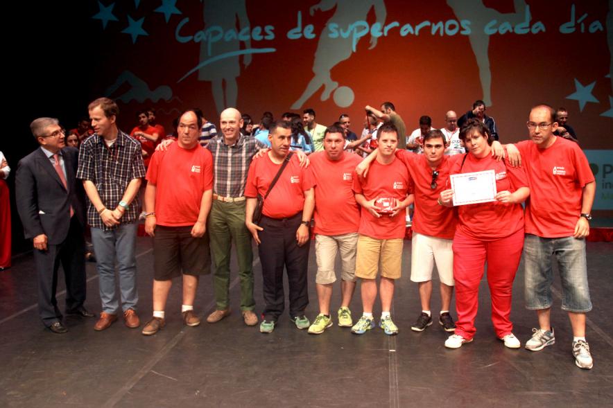 Gala FEMADDI - Imagen de personas en el escenario.