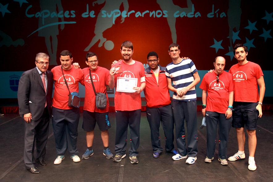 Gala FEMADDI - Imagen de personas en el escenario.