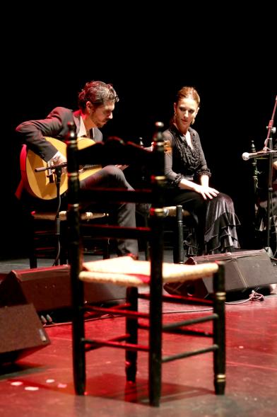 Gala Flamenca en el Auditorio Paco de Lucía - Actuación de grupo flamenco en el escenario.
