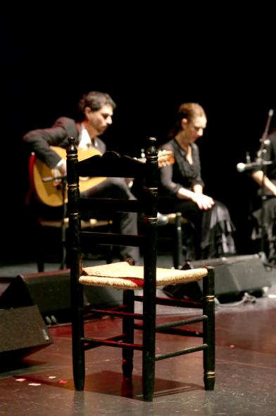 Gala Flamenca en el Auditorio Paco de Lucía - Actuación de grupo flamenco en el escenario.