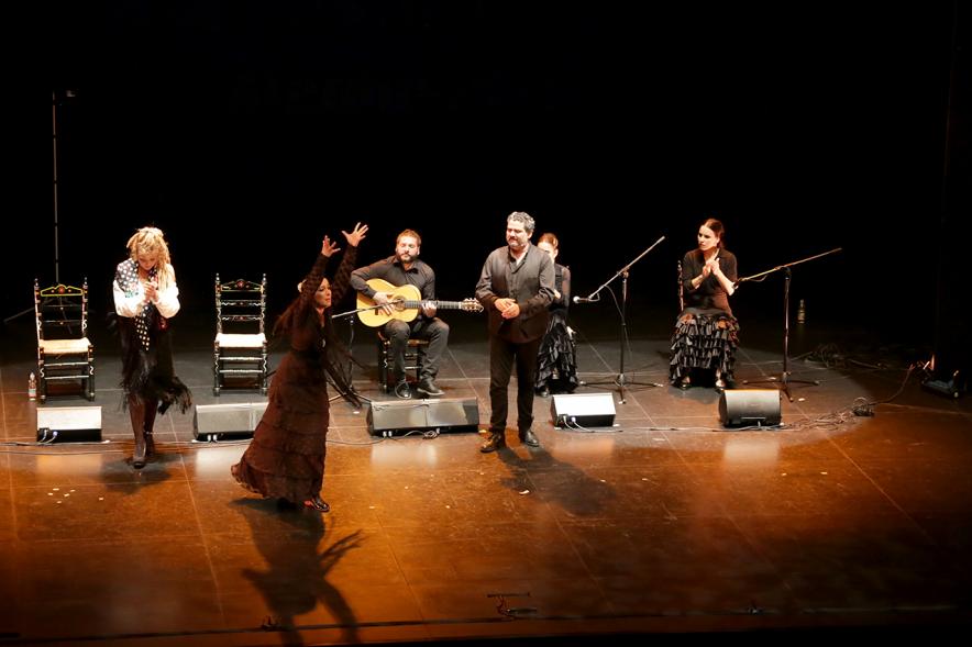 Gala Flamenca en el Auditorio Paco de Lucía - Actuación de grupo flamenco en el escenario.