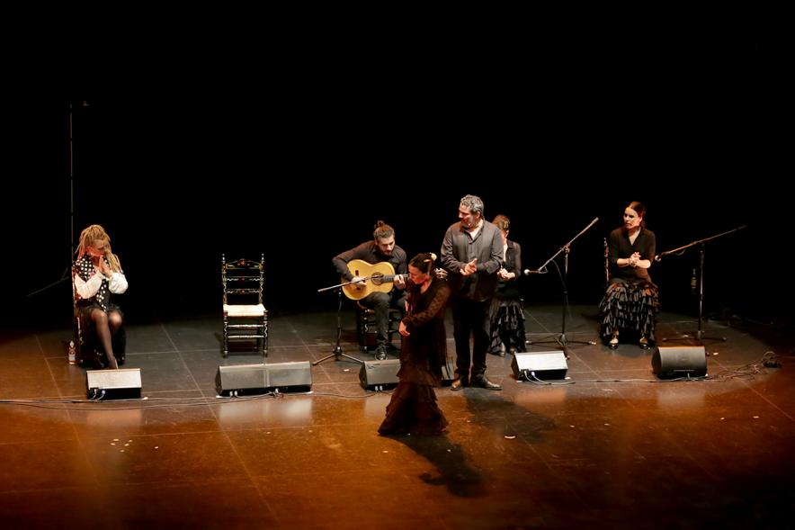 Gala Flamenca en el Auditorio Paco de Lucía - Actuación de grupo flamenco en el escenario.