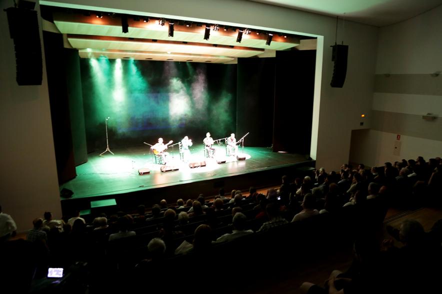 Gala Flamenca en el Auditorio Paco de Lucía - Vista general del escenario durante actuación cantantes flamenco.