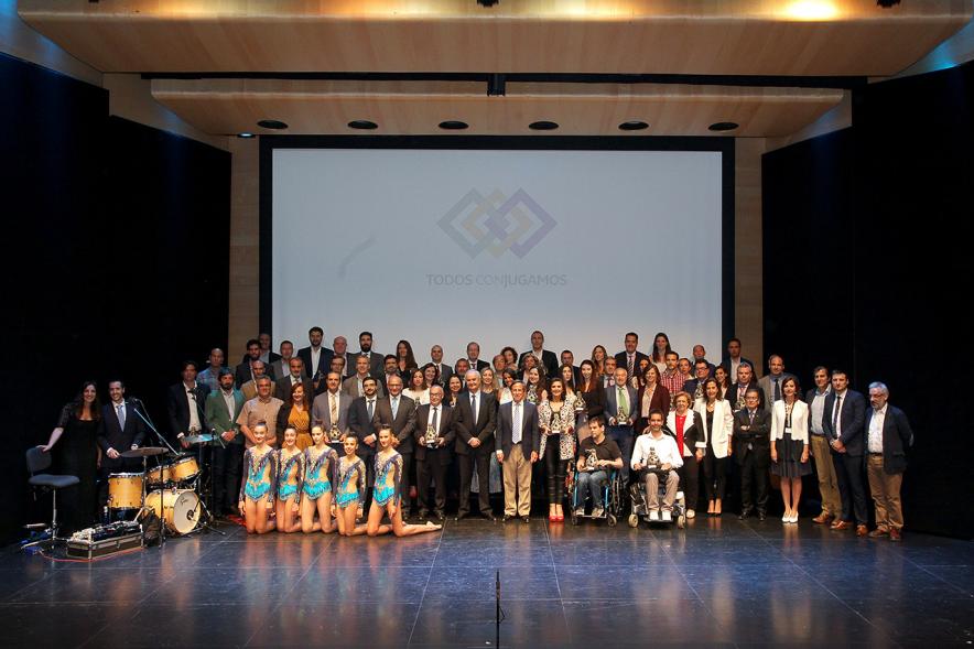 Gala XXº Aniversario FUNDAL - Imagen de todas las personas que han participado en la gala posando en el escenario.