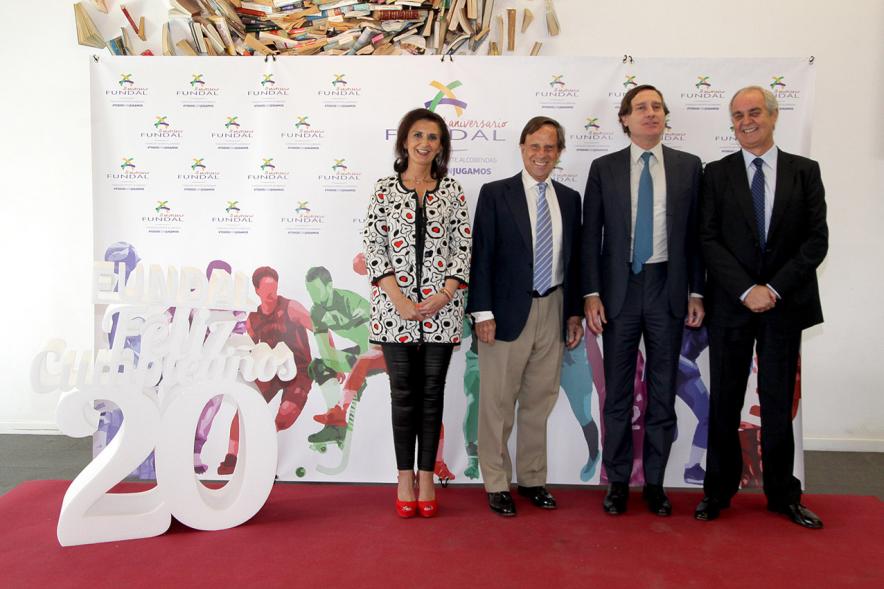 Gala XXº Aniversario FUNDAL - Imagen de un grupo de personas, entre ellas el alcalde García de Vinuesa posando en el photocall de la entrada a la gala.