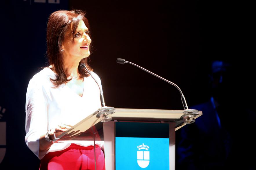 Gala Fundal 2017 - Imagen de una mujer dirigiéndose al público asistente desde el escenario.
