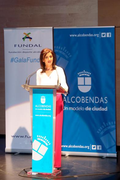 Gala Fundal 2017 - Imagen de una mujer dirigiéndose al público asistente desde el escenario.