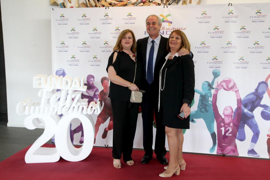 Gala XXº Aniversario FUNDAL - Imagen de un grupo de personas posando en el photocall de la entrada a la gala.