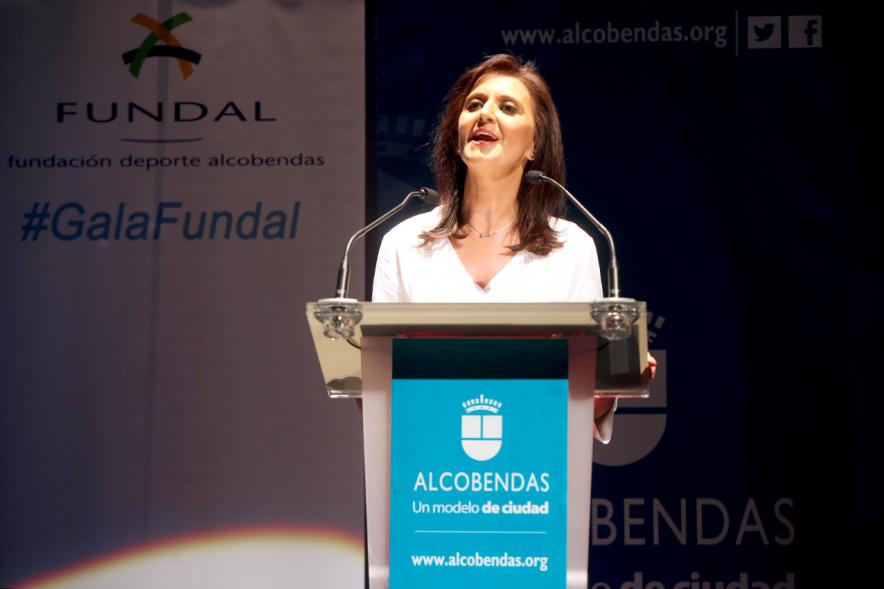 Gala Fundal 2017 - Imagen de una mujer dirigiéndose al público asistente desde el escenario.