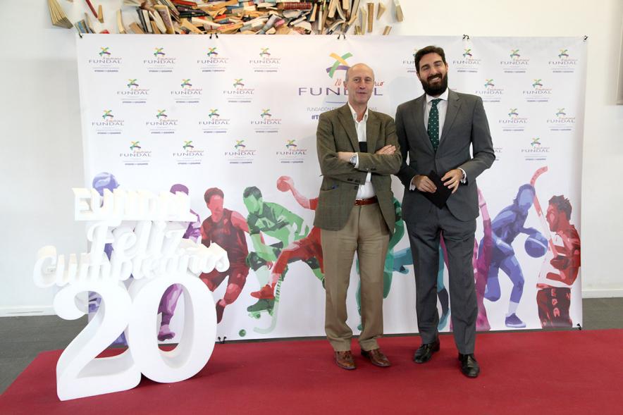 Gala XXº Aniversario FUNDAL - Imagen de dos personas posando en el photocall de la entrada a la gala.