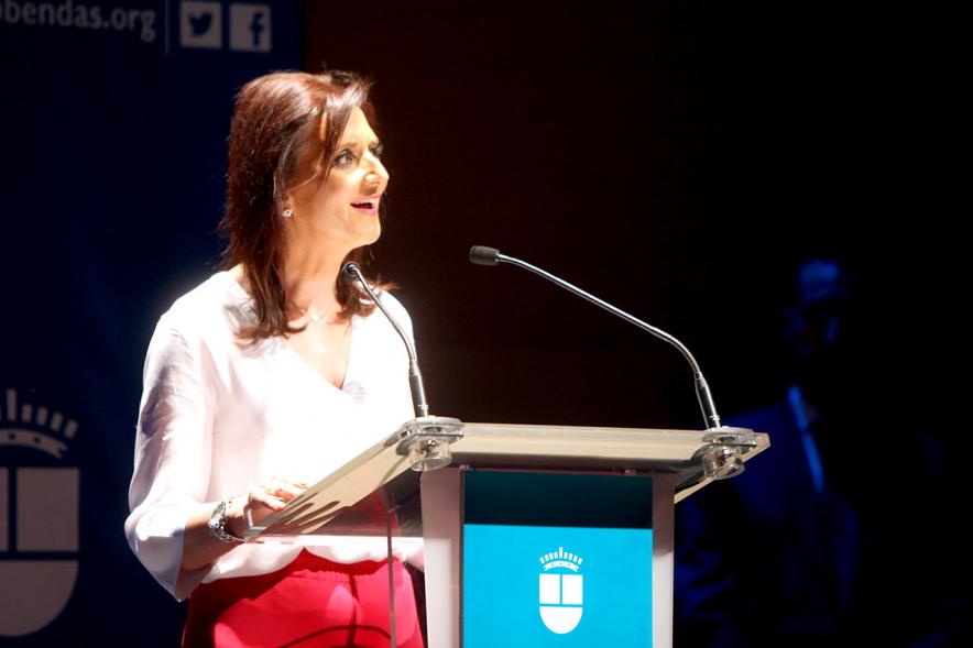 Gala Fundal 2017 - Imagen de una mujer dirigiéndose al público asistente desde el escenario.