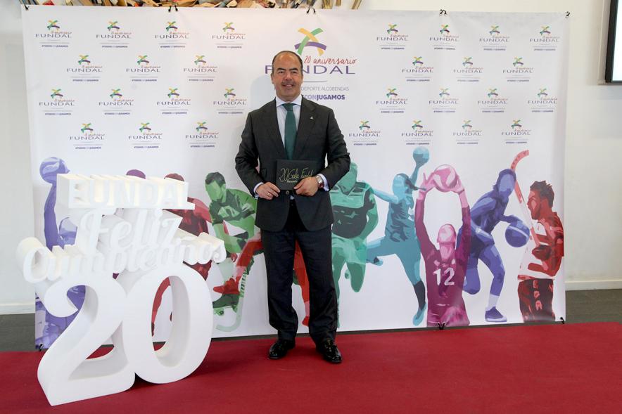 Gala XXº Aniversario FUNDAL - Imagen de un hombre posando en el photocall de la entrada a la gala.