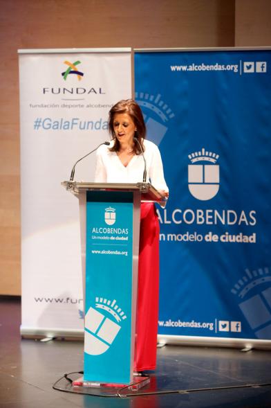 Gala Fundal 2017 - Imagen de una mujer dirigiéndose al público asistente desde el escenario.