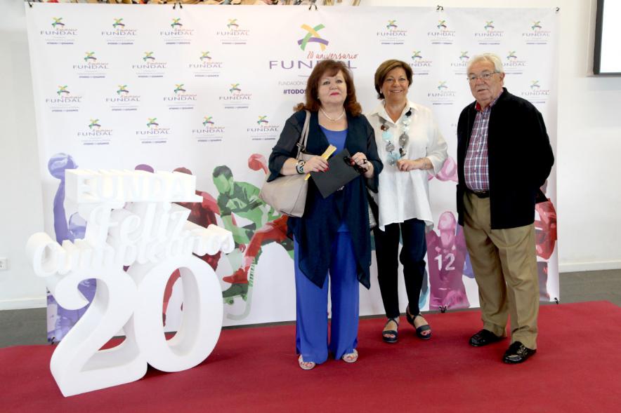 Gala XXº Aniversario FUNDAL - Imagen de un hombre posando en el photocall de la entrada a la gala.