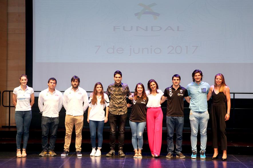 Gala Fundal 2017 - Imagen de un grupo de personas en el escenario.