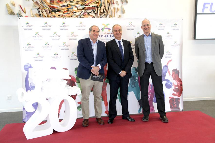 Gala XXº Aniversario FUNDAL - Imagen de un grupo de personas posando en el photocall de la entrada a la gala.