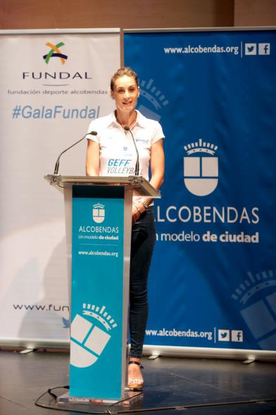Gala Fundal 2017 - Imagen de una mujer dirigiéndose al público asistente desde el escenario.