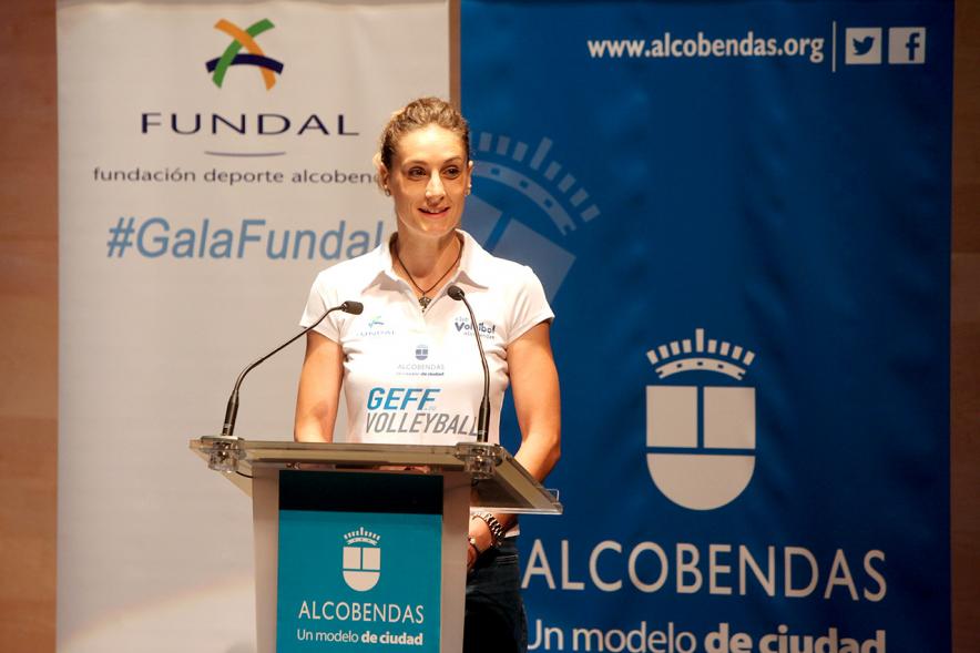 Gala Fundal 2017 - Imagen de una mujer dirigiéndose al público asistente desde el escenario.