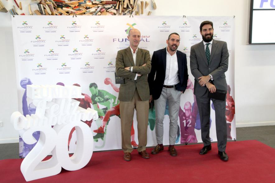 Gala XXº Aniversario FUNDAL - Imagen de un grupo de personas posando en el photocall de la entrada a la gala.