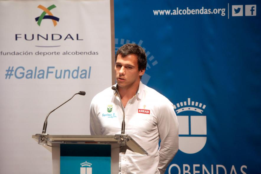 Gala Fundal 2017 - Imagen de un hombre dirigiéndose al público asistente desde el escenario.