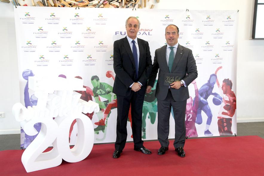Gala XXº Aniversario FUNDAL - Imagen de dos personas posando en el photocall de la entrada a la gala.