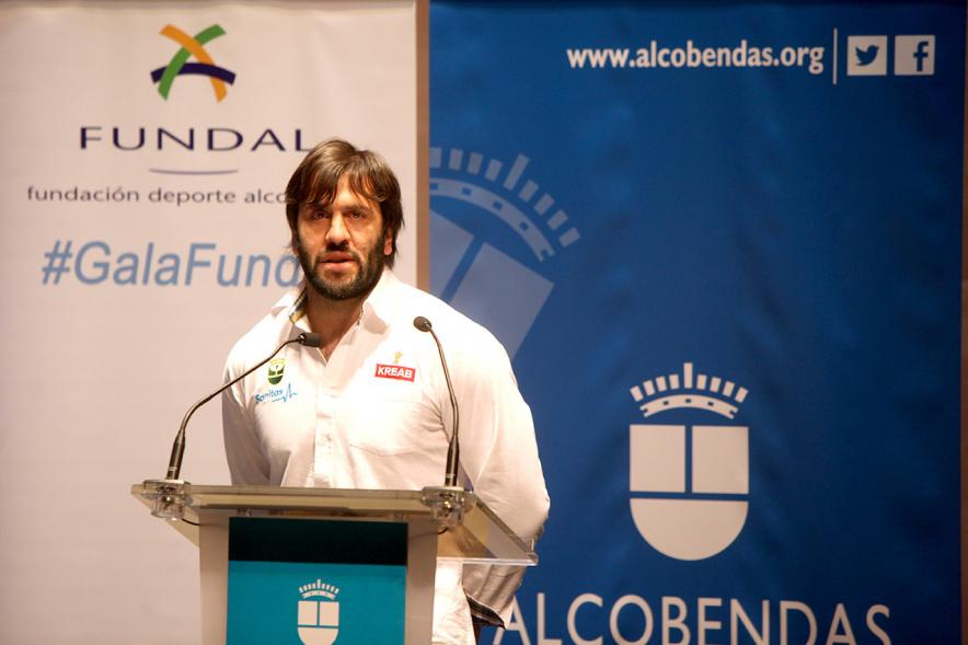 Gala Fundal 2017 - Imagen de un hombre dirigiéndose al público asistente desde el escenario.