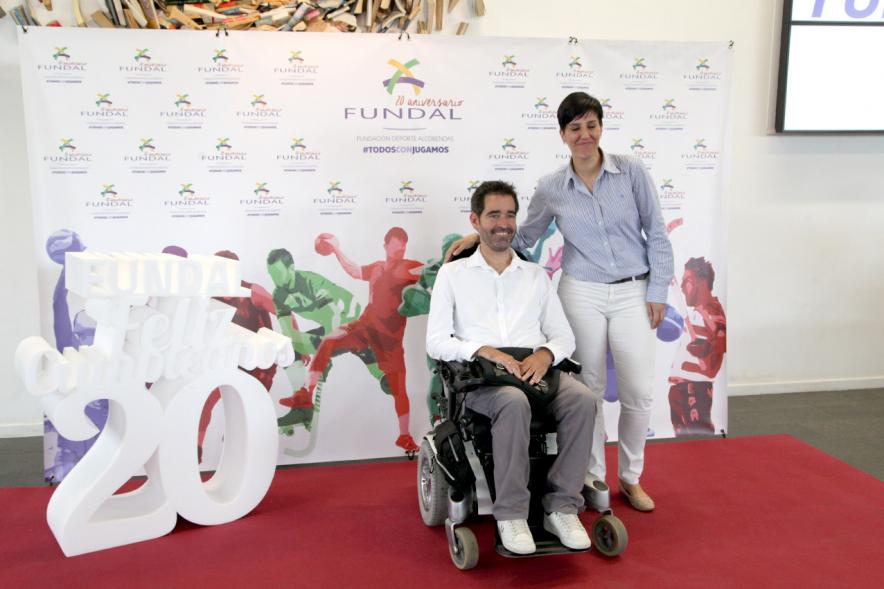Gala XXº Aniversario FUNDAL - Imagen de una pareja posando en el photocall de la entrada a la gala.