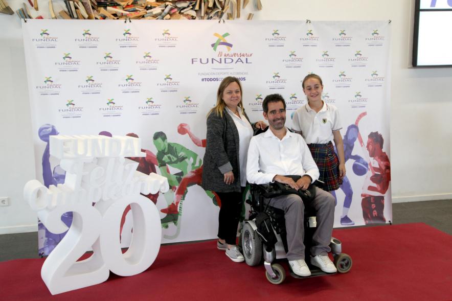 Gala XXº Aniversario FUNDAL - Imagen de un grupo de personas posando en el photocall de la entrada a la gala.