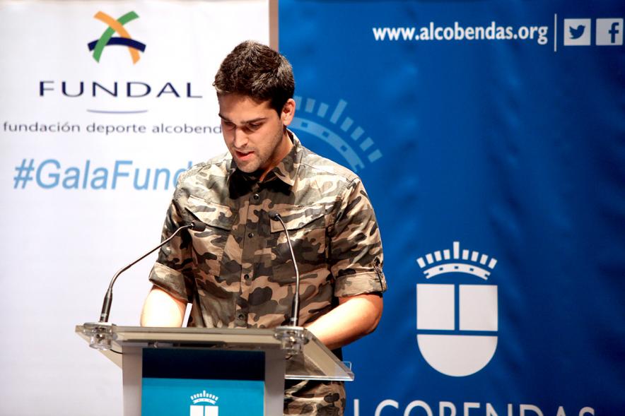 Gala Fundal 2017 - Imagen de un hombre dirigiéndose al público asistente desde el escenario.