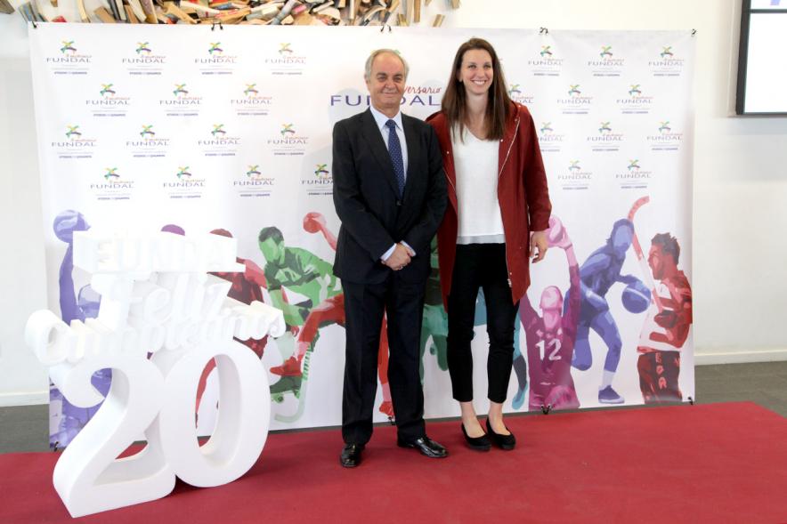 Gala XXº Aniversario FUNDAL - Imagen de una pareja posando en el photocall de la entrada a la gala.