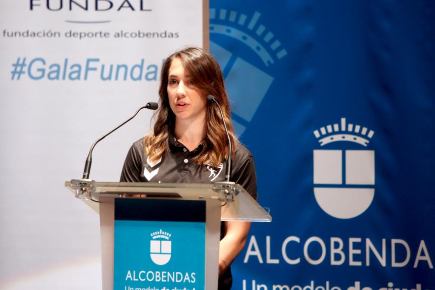 Gala Fundal 2017 - Imagen de una mujer dirigiéndose al público asistente desde el escenario.