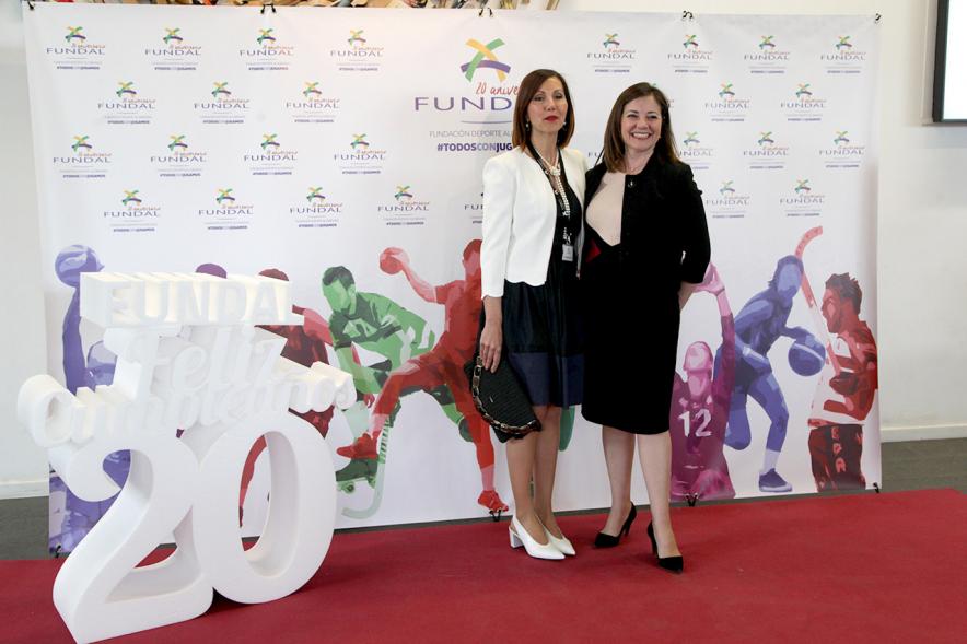 Gala XXº Aniversario FUNDAL - Imagen de dos mujer posando en el photocall de la entrada a la gala.